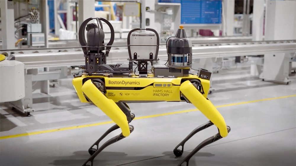 Jednou z aplikací fyzické AI jsou roboti Boston Dynamics, které s kamerami autonomně procházejí továrny a kontrolují, zda je vše na svém místě