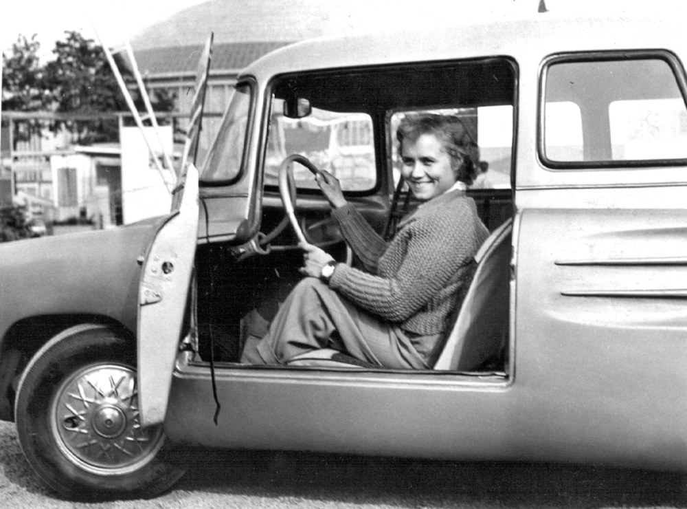 Stejně jako Citroën DS měl Super laminát volant s jedinou trubkovou příčkou