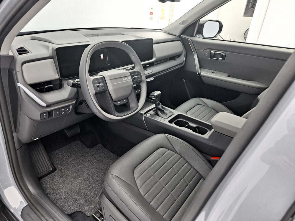 Propojené palubní displeje budí dojem „nové digitální doby“, ovšem velké mechanické přepínače na volantu, palubní desce i středové konzole ukazují na důraz kladený konstruktéry na praktickou obsluhu