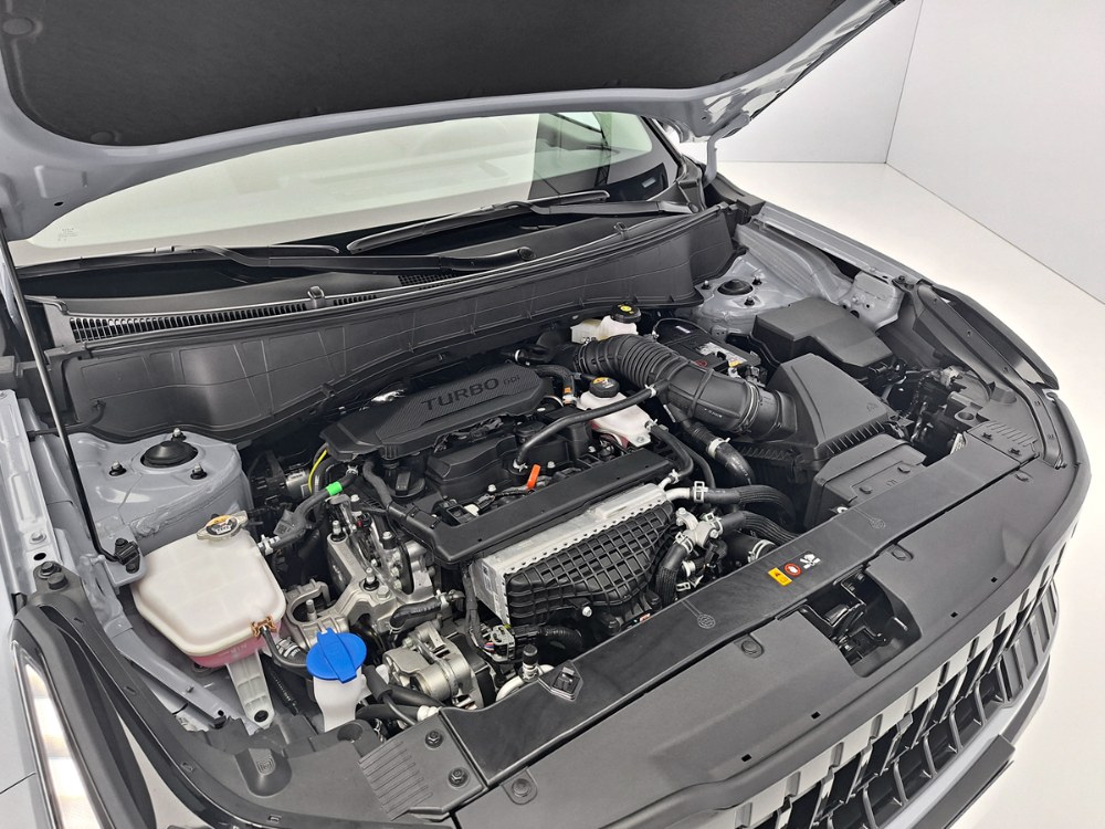 K dispozici je zážehový čtyřválec 1,6 litru s přeplňováním, nebo bez něj (hybrid)