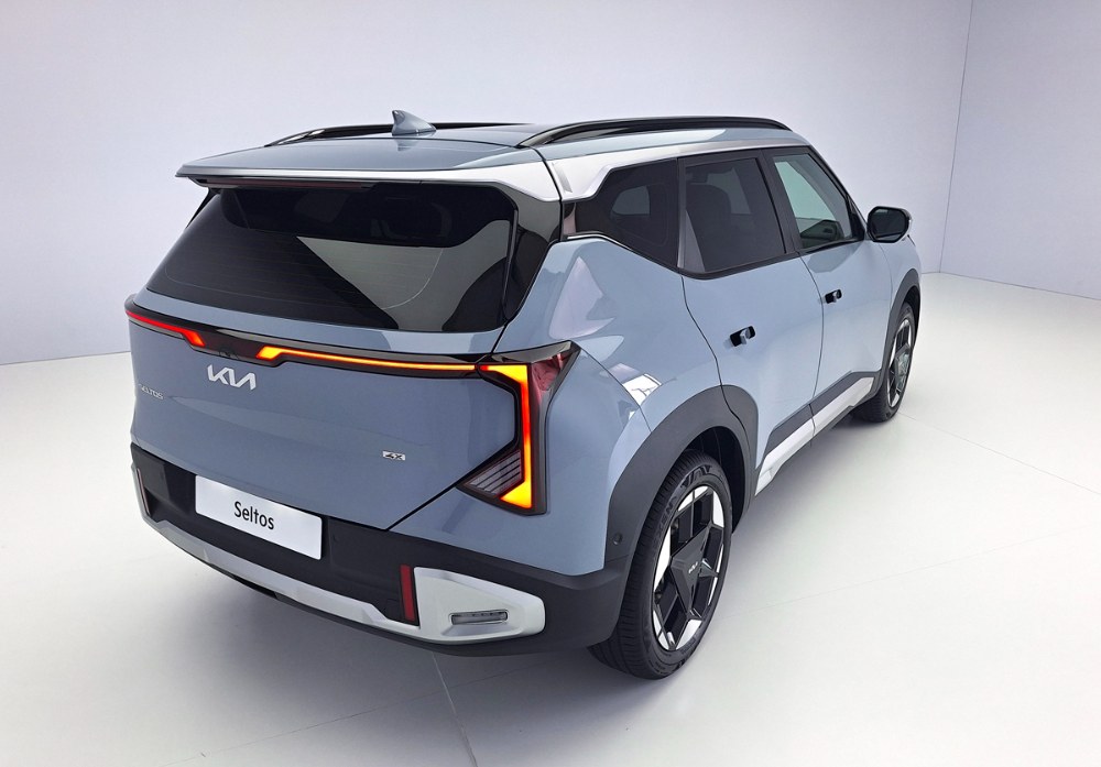 Zvenčí Seltos zapadá celkovým designem, osvětlovacími jednotkami i výklopnými dveřními klikami mezi nové elektromobily značky Kia, ovšem tankuje pouze benzín