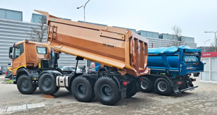 Jednostranný sklápěč s jednoduchou kabinou.  Motor 390 kW/1675 min-1 a 2500 N.m/1000–1425 min-1, 6st. ­s­amočinná převodovka Allison s kapalinovým měničem momentu. Vzduchové pérování, vzadu měchy a listová pera. Celková hmotnost 48,4 t 