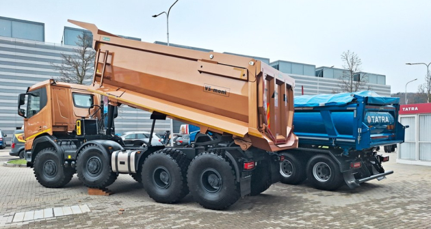 Jednostranný sklápěč s jednoduchou kabinou.  Motor 390 kW/1675 min-1 a 2500 N.m/1000–1425 min-1, 6st. ­s­amočinná převodovka Allison s kapalinovým měničem momentu. Vzduchové pérování, vzadu měchy a listová pera. Celková hmotnost 48,4 t 