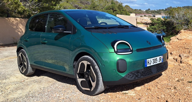 Nové Twingo navrhl Gilles Vidal, jenž se stal koncem roku 2020 šéfdesignérem Renaultu (před tím Citroën a Peugeot). Loni v červenci se vydal zpět do koncernu Stellantis, tentokrát jakožto nevyšší šéf designu všech jeho evropských značek 