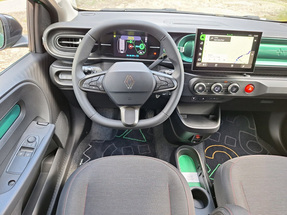 Uvnitř již Twingo samozřejmě není spartánské jako kdysi. Nabízí většinu dnes obvyklých komfortních a bezpečnostních systémů a asistentů