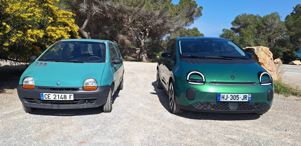 Setkání na parkovišti u jeskyně Sa Caleta kousek od letiště. Srovnání s původním Twingem domorodce ukazuje na stylistickou příbuznost první a čtvrté generace