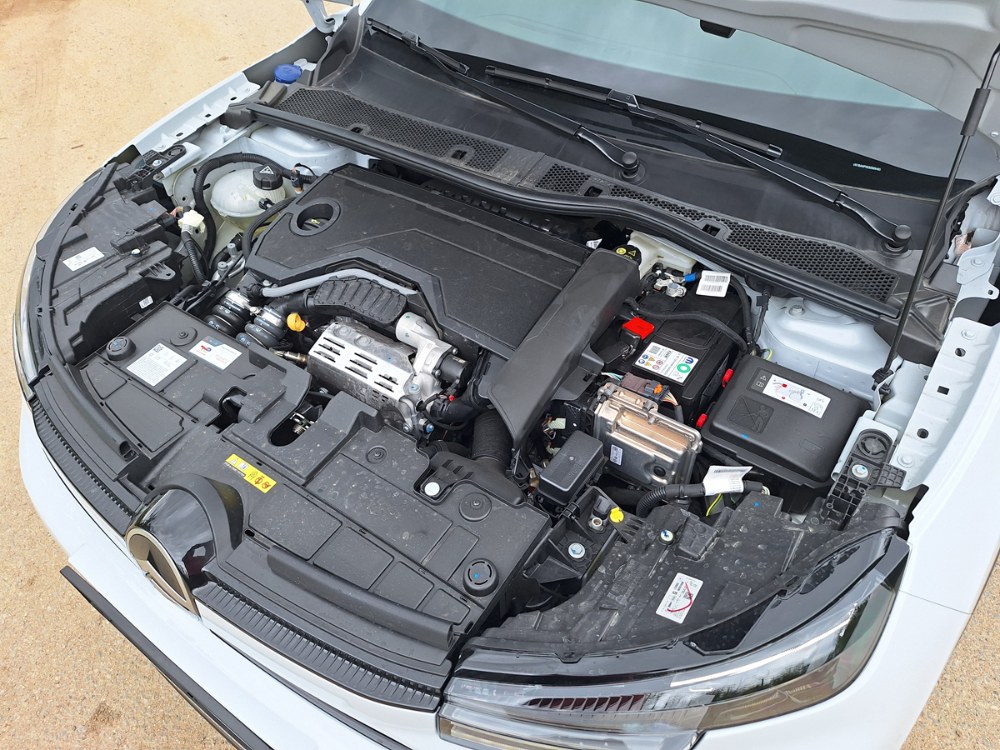 Zejména v nižších rychlostech motor akusticky svou tříválcovou koncepci nezapře. Nicméně s elektromotorem v převodovce a 48V akumulátorem je velmi dobře sladěn