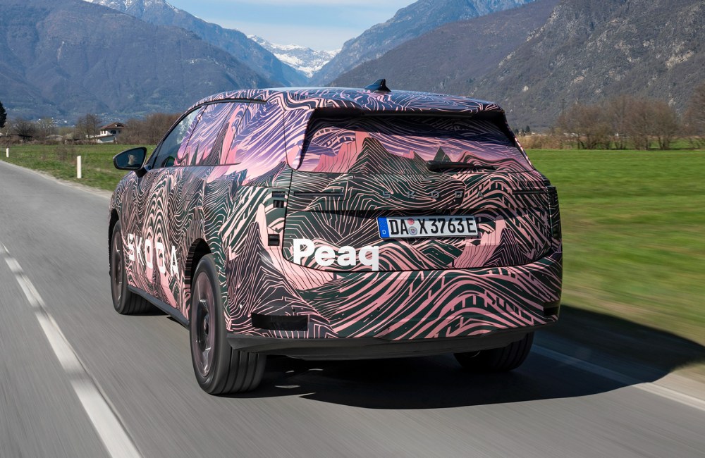 Jak je u vozů Škoda Auto zvykem, také nový Peaq nabídne nadprůměrně objemný interiér. Výklopná záď sahá dole až do úrovně podlahy zavazadlového prostoru a umožňuje pohodlnou manipulaci s nákladem. Střešní spoiler s postranními svislými nástavci ukazuje důslednou péči konstruktérů o dosažení co nejnižšího odporu vzduchu