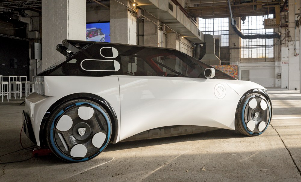 Ve spolupráci se společností Goodyear vznikly pro Peugeot Polygon Concept speciální pneumatiky s technikou Goodyear SightLine. Ta umožňuje sledování stavu pneumatik i povrchu vozovky v reálném čase