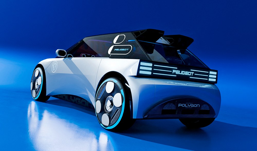 Dvojitý střešní spoiler studie Peugeot Polygon Concept odkazuje na dakarský speciál Peugeot 206 T16. Displeje umístěné na bocích vozu pak zobrazují vybrané provozní údaje, například aktuální úroveň nabití akumulátoru
