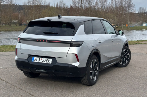 Opel Grandland je nabízen jako mild hybrid, plug-in hybrid i elektromobil. Dojezd čistě na elektřinu je dle výrobce až 82 km