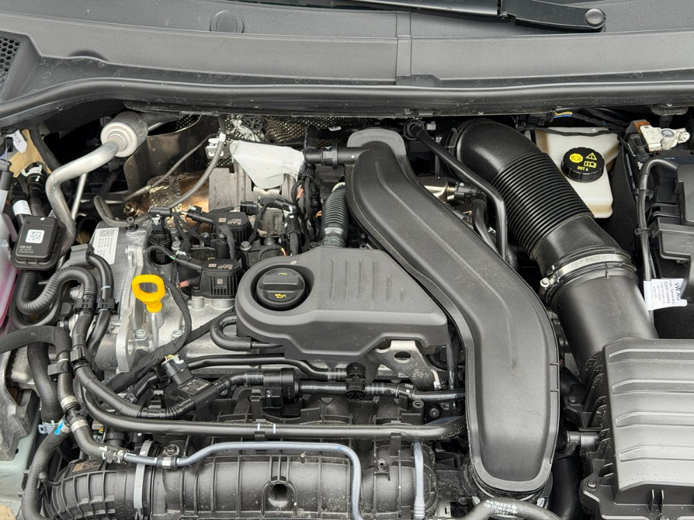 Zážehový motor 1.5 TSI je nejsilnější variantou v nabídce. Jako jediný má také čtveřici válců