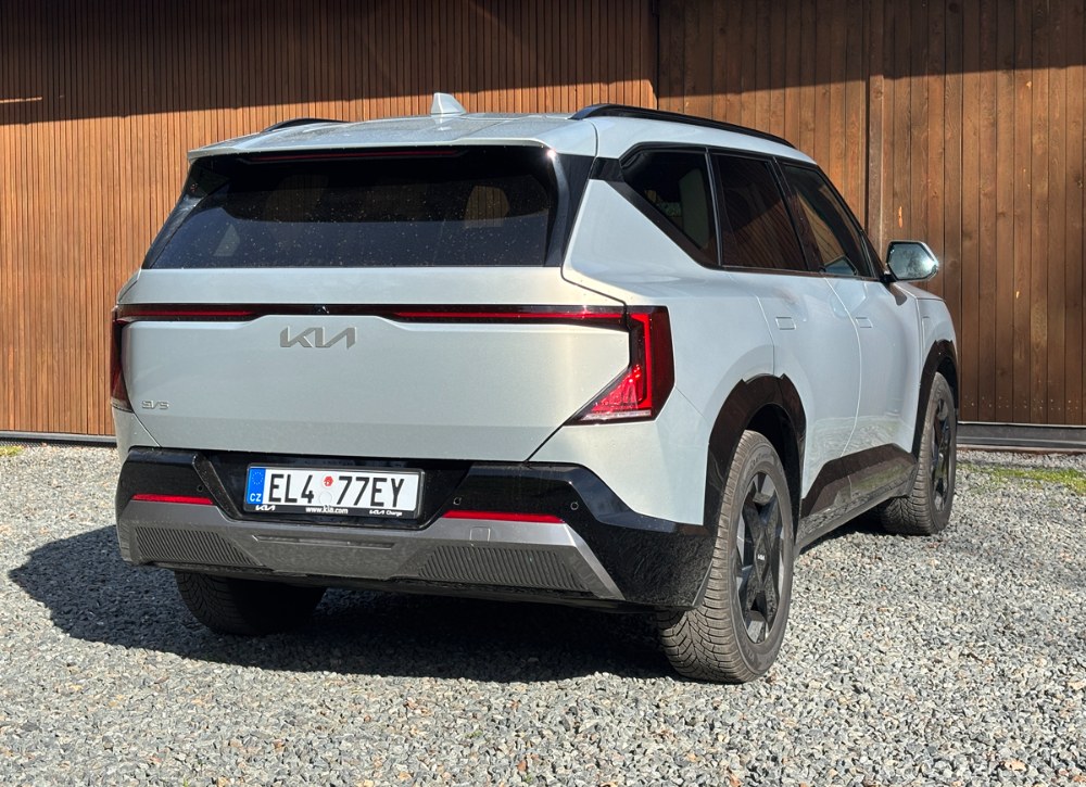 Design modelu Kia EV5 navazuje na současný stylistický směr značky Opposites United, kombinující jednoduché plochy, ostré hrany a výrazné světelné motivy. Především při pohledu zezadu vyniknou robustní proporce typu EV5
