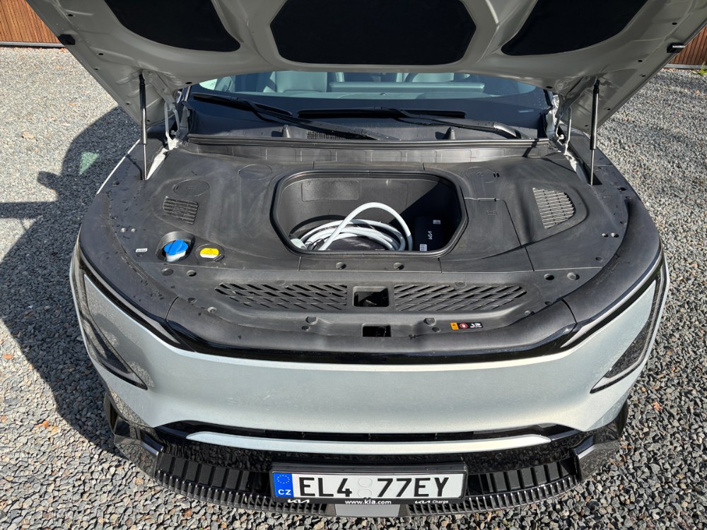 Pod přední kapotou typu Kia EV5 se nachází zavazadlový prostor, tzv. frunk, o objemu 44 litrů. Přestože nejde o nijak velký prostor, bez problémů pojme nabíjecí kabely nebo drobnější zavazadla