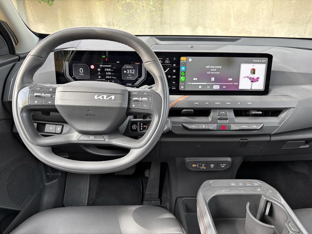 Interiér typu Kia EV5 sází na minimalistické pojetí a známé uspořádání trojice displejů. Dva 12,3palcové panely slouží jako digitální přístrojový štít a centrální infotainment, mezi nimi je umístěn samostatný 5,3palcový panel klimatizace