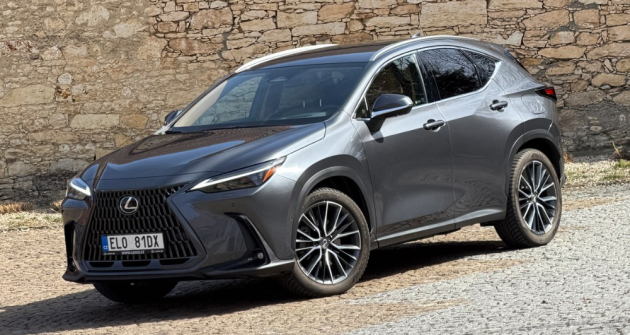 Lexus NX 450h+ je aktuálně k dispozici s cenovým zvýhodněním 22 procent, tedy přibližně 450 tisíc korun