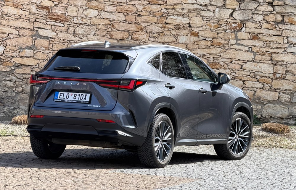 Ve svém segmentu poskytuje Lexus NX nadstandardní pohodlí. Prostorově jde spíše o průměr
