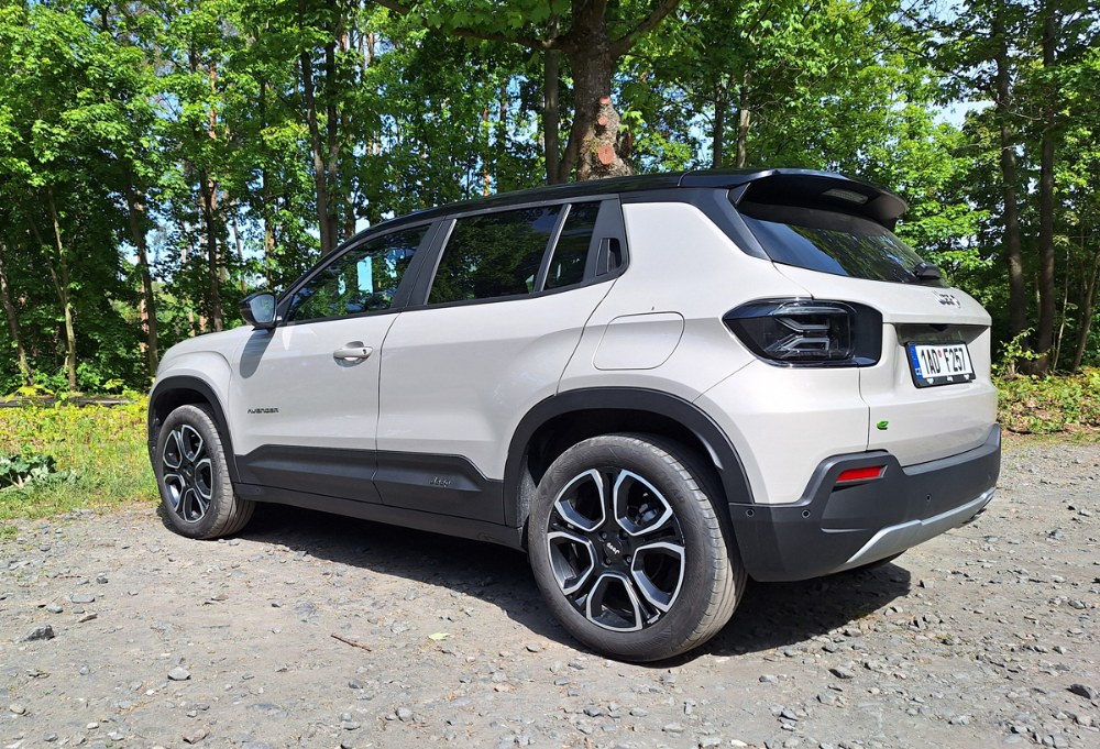 V Avengeru Jeep přetavil pověst svých robustních vozů do kompaktního SUV. K dispozici je i varianta s pohonem všech kol