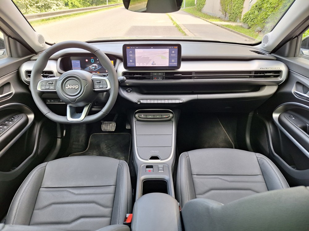 Pracoviště řidiče je přehledné a praktické. Volant se silným věncem znamenitě padne do rukou