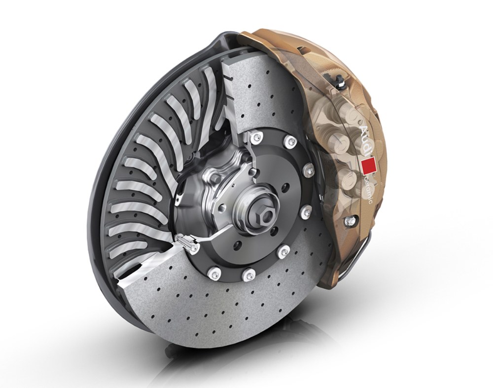 Volitelně jsou pro Audi RS 5 k dispozici karbon-keramické brzdy s kotouči o průměru 440 mm vpředu (10pístkové třmeny) a 410 mm vzadu, které proti standardním ocelovým brzdám nabízejí vyšší tepelnou odolnost, stabilnější brzdný účinek při vysokém zatížení a současně snižují hmotnost vozu o 30 kilogramů