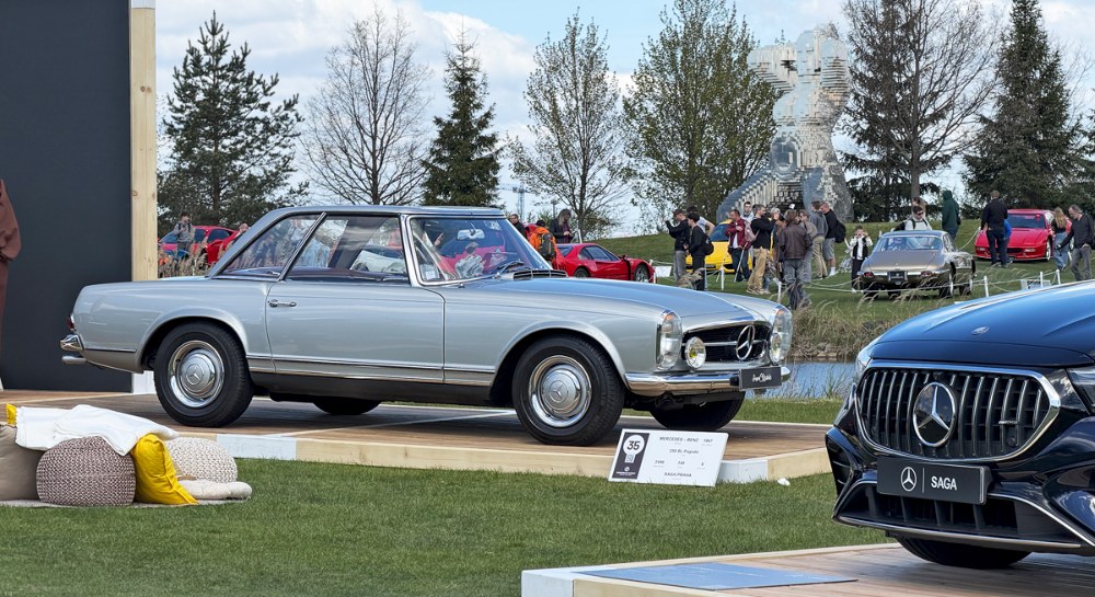 Mercedes-Benz 300 SL Roadster z roku 1957 (vlevo) patřil k ozdobám značkové expozice Mercedes-Benz a získal ocenění pro nejlepší vůz této značky. Škoda Popular Sport Coupé „Malá dohoda“ z roku 1937 (vpravo) připomněla meziválečnou soutěžní historii mladoboleslavské automobilky