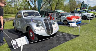 Mercedes-Benz 300 SL Roadster z roku 1957 (vlevo) patřil k ozdobám značkové expozice Mercedes-Benz a získal ocenění pro nejlepší vůz této značky.  Škoda Popular Sport Coupé „Malá dohoda“ z roku 1937 (vpravo) připomněla meziválečnou soutěžní historii mladoboleslavské automobilky
