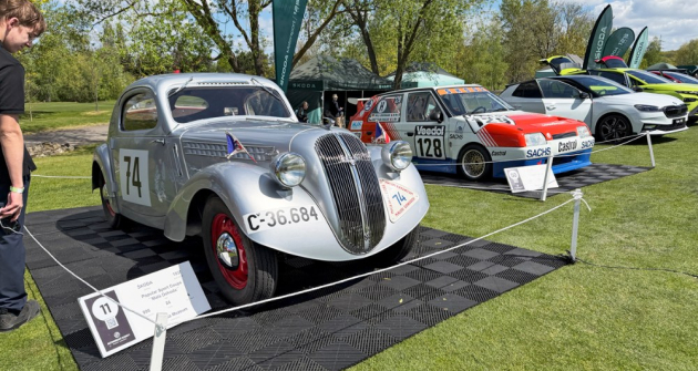 Mercedes-Benz 300 SL Roadster z roku 1957 (vlevo) patřil k ozdobám značkové expozice Mercedes-Benz a získal ocenění pro nejlepší vůz této značky.  Škoda Popular Sport Coupé „Malá dohoda“ z roku 1937 (vpravo) připomněla meziválečnou soutěžní historii mladoboleslavské automobilky
