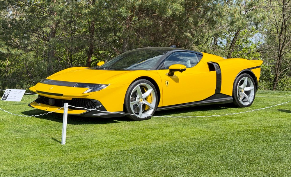 Ferrari 849 Testarossa se v Hostivaři představilo v české výstavní premiéře a přineslo ostrý kontrast k historickým exponátům