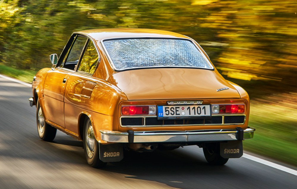 Vozy Škoda 110 R z prvních dvou let výroby jsou dnes samozřejmě nejcennější. Poznáte je také podle chromovanou lištou rámované ventilační mřížky pod rovinou zadních sdružených svítilen