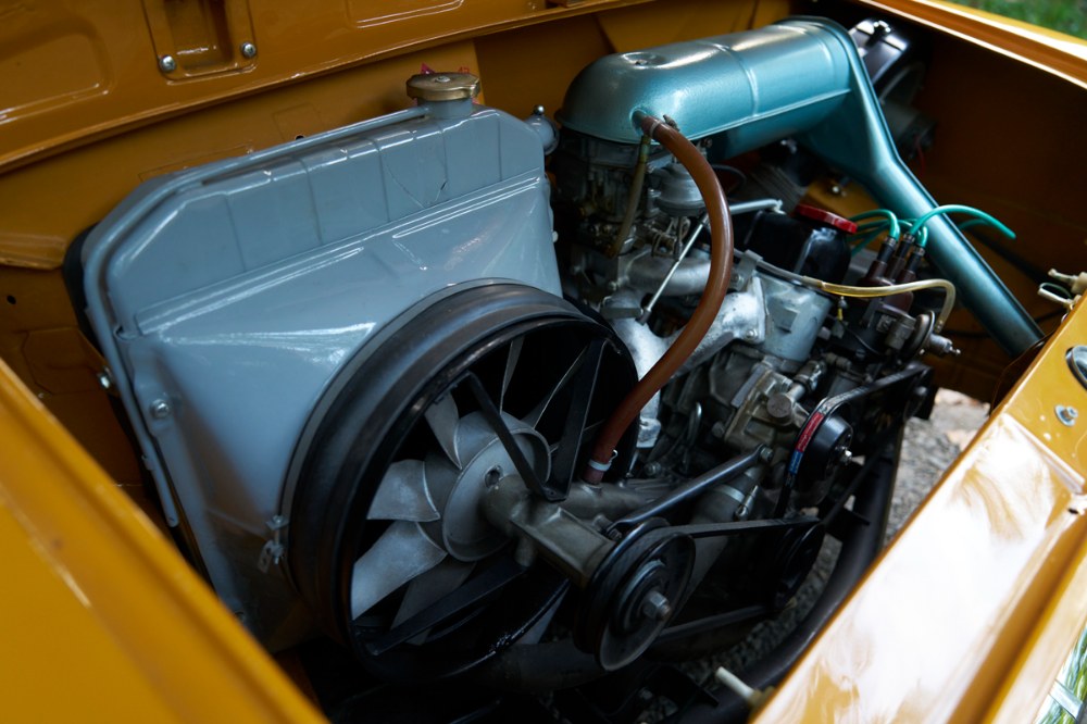 Motor měl dvojitý karburátor a kompresní poměr 9,5:1 jej předurčoval k pálení benzínu Super