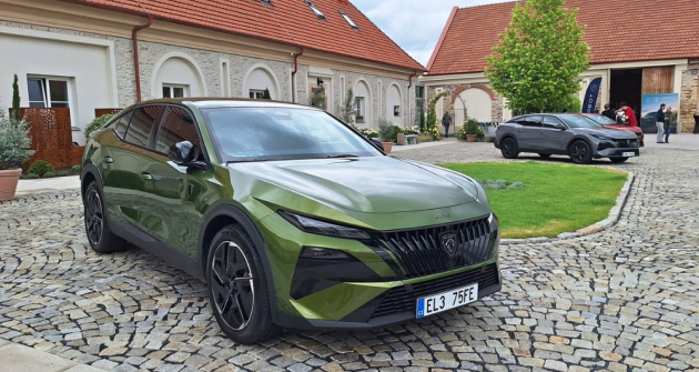 Nový metalický lak v odstínu zelená Flare dává vozu elegantní švih. Podle intenzity a úhlu dopadajícího světla mění odstín od žluté až po sytě zelenou. Jeho atraktivitu dále podtrhuje skutečnost, že jako jediný je k dispozici bez příplatku