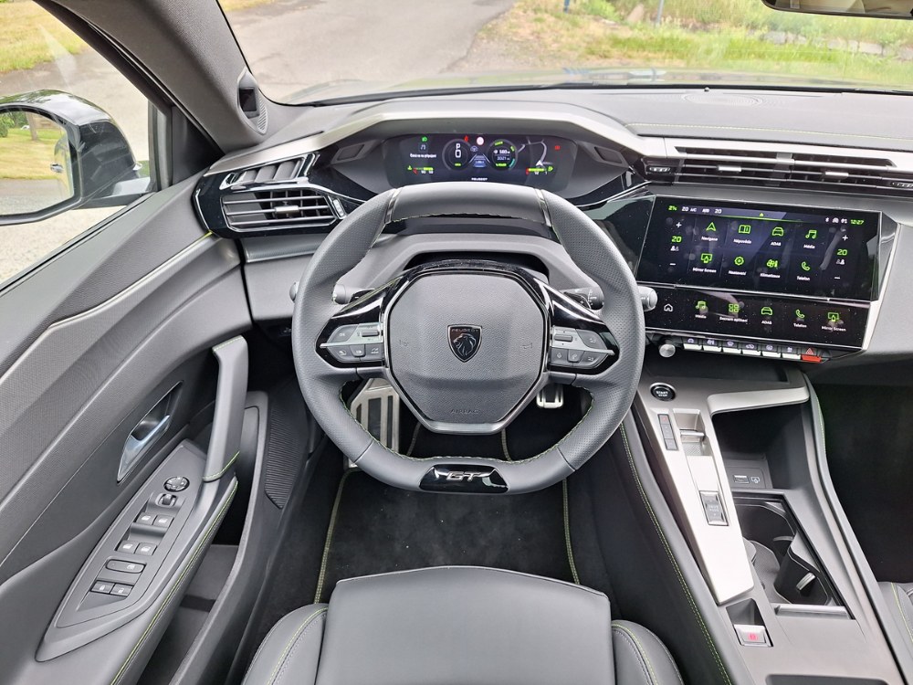 Modernizací prošla v typu P408 i oblast konektivity. Systém Peugeot i-Connect Advanced nově podporuje integraci ChatGPT, online navigaci TomTom a rozšířené vzdálené služby prostřednictvím aplikace MyPeugeot. Vůz zároveň umožňuje dálkové aktualizace softwaru bez nutnosti návštěvy servisu