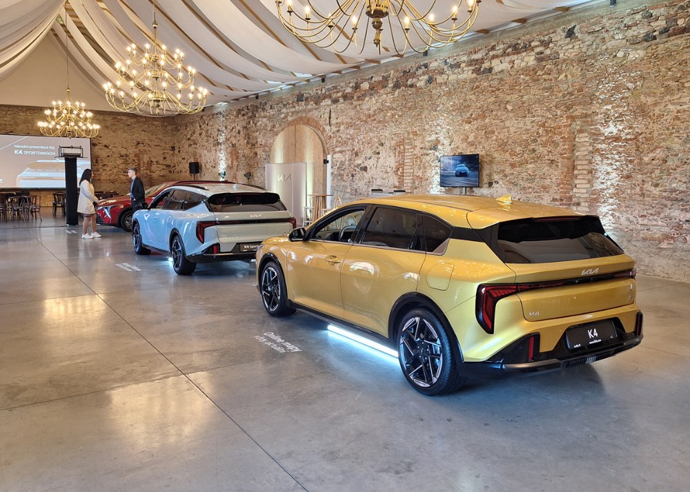 Jeden styl, dvě karoserie. A stejná cena! Kia K4 a K4 Sportswagon dokazuje, že moderní a prostorný automobil nemusí být SUV a že může mít, zatím stále beztrestně, spalovací motor