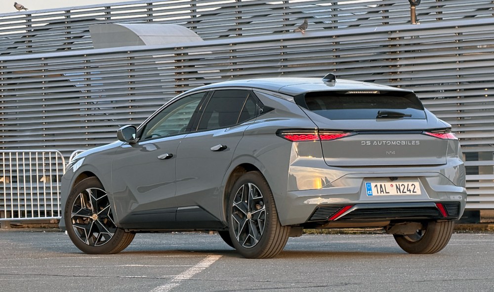 Po modernizaci přibyl na záď nalepený nápis DS Automobiles, který je asi nejméně elegantním detailem celého vozu