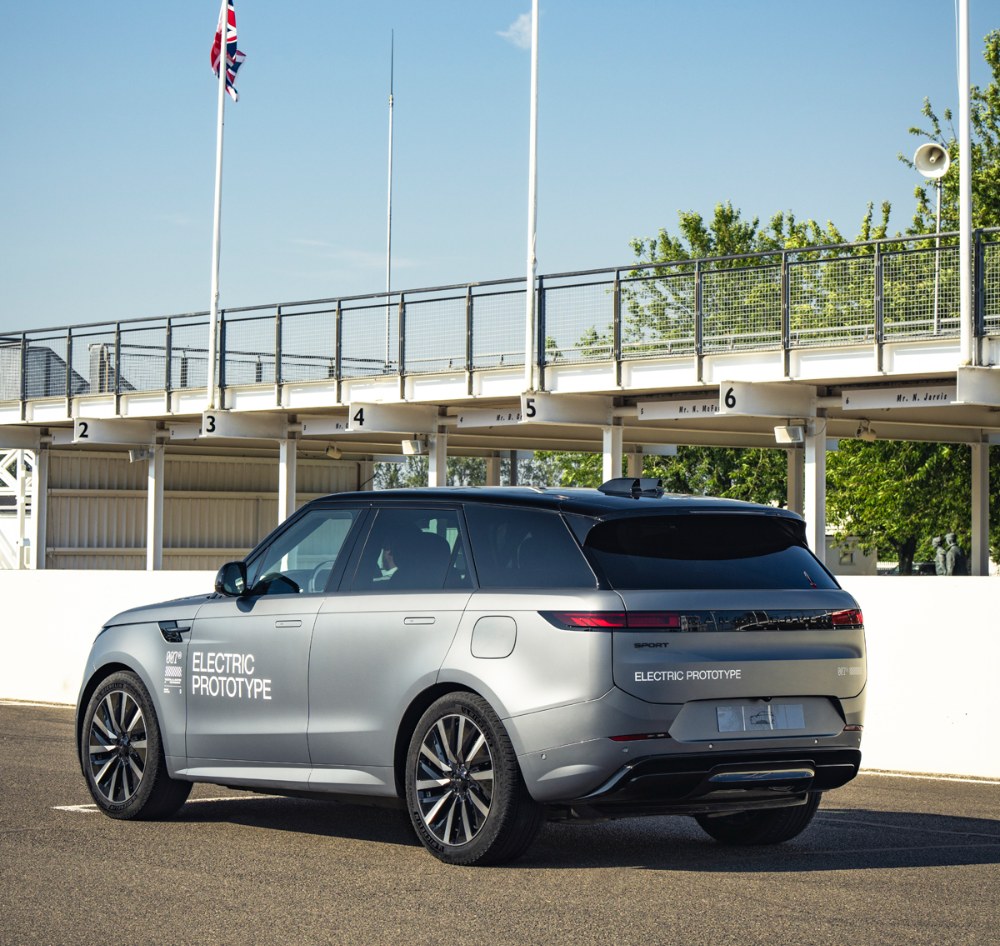 Podle zástupců Range Roveru si více než sedm tisíc oslovených majitelů přálo, aby elektrické typy zachovaly charakter svých spalovacích protějšků. Range Rover Sport Electric se proto po vzhledové stránce téměř nezměnil