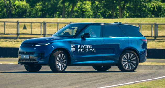 Zadní náprava se aktivně natáčí až o 8,5 stupně, díky čemuž je elektrický Range Rover Sport mimořádně obratný. Elektronicky řízené tlumiče a systém Dynamic Response Pro spolu s adaptivními stabilizátory omezují náklony karoserie