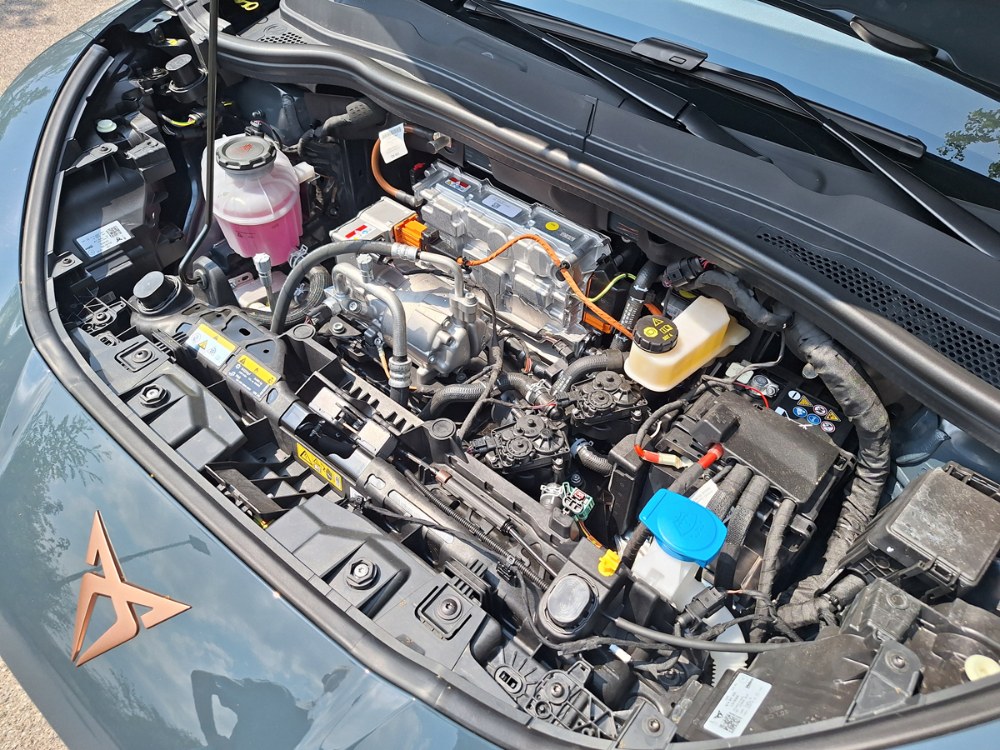 Důležitou změnou proti platformě MEB je přesun motoru dopředu. Poháněcí ústrojí s kabeláží je kompaktní, a tím i citelně jednodušší, lehčí a levnější na výrobu
