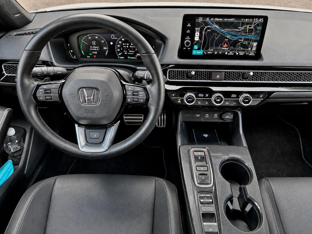 Honda má dlouhodobě velmi povedené volanty. Řízení Civicu navíc nabízí přirozený odpor a neobvykle dobrou zpětnou vazbu