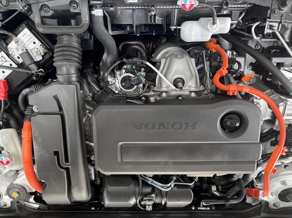 Spalovací motor většinu času vyrábí elektřinu a kola pohání trakční elektromotor