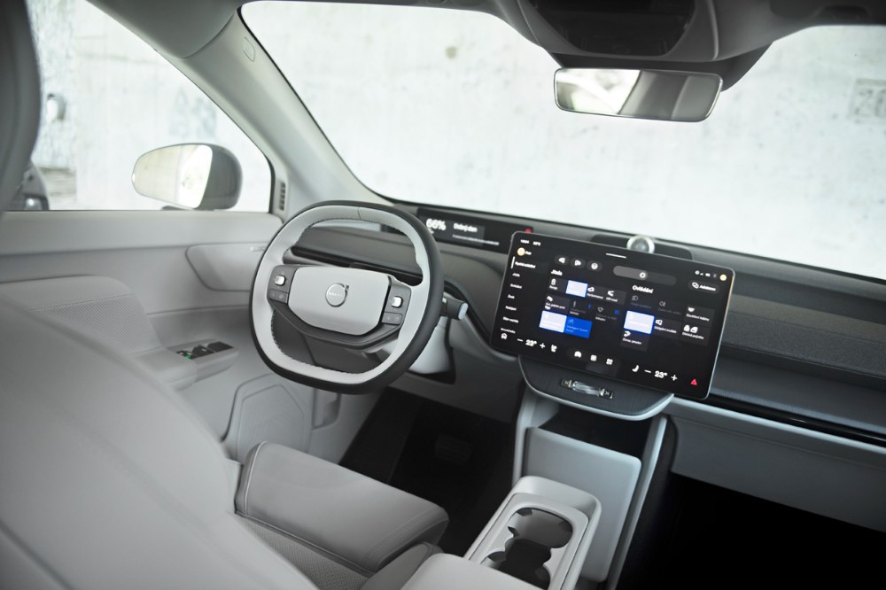 Volvo nově natočilo displej infotainmentu s úhlopříčkou 15,04 palce vodorovně. Změnami prošlo zejména celkové uspořádání systému. Řidič má před volantem k dispozici displej s hlavními přístroji, částečně nahrazující head-up displej