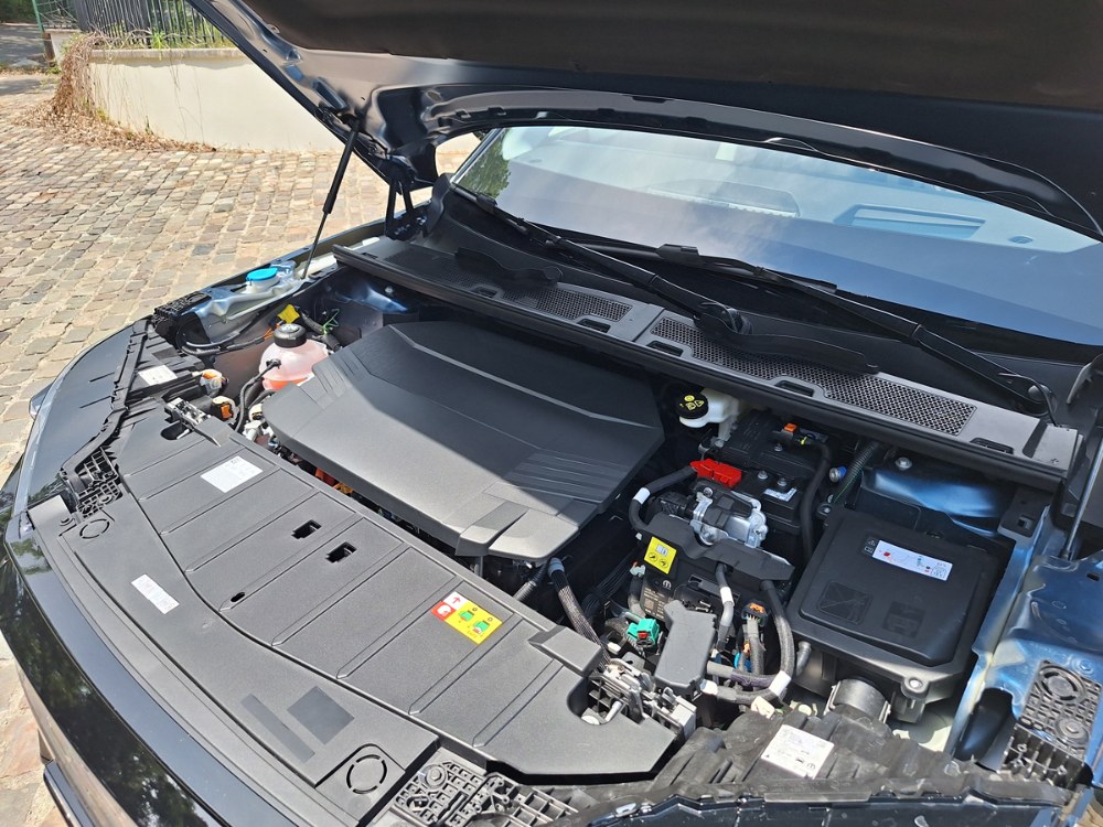 U provedení FWD Long Range s jedním elektromotorem vpředu výrobce slibuje výkon 169 kW a dojezd 740 km. A to jsou hodnoty úctyhodné