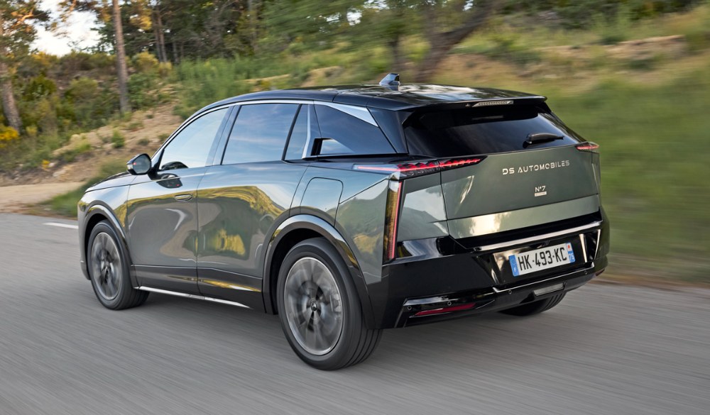 Moderní elektrické SUV míří mezi „prémiovky“ segmentu C. Vyniká ostrými hranami, tenkými pásy osvětlení LED a zvětšenou prosklenou plochou