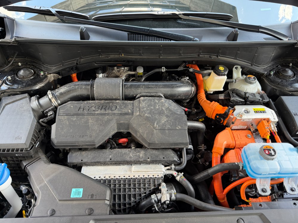 Novinkou je přepracovaný pohon se zážehovým čtyřválcem 1,6 litru a novou hybridní převodovkou s dvojicí elektromotorů