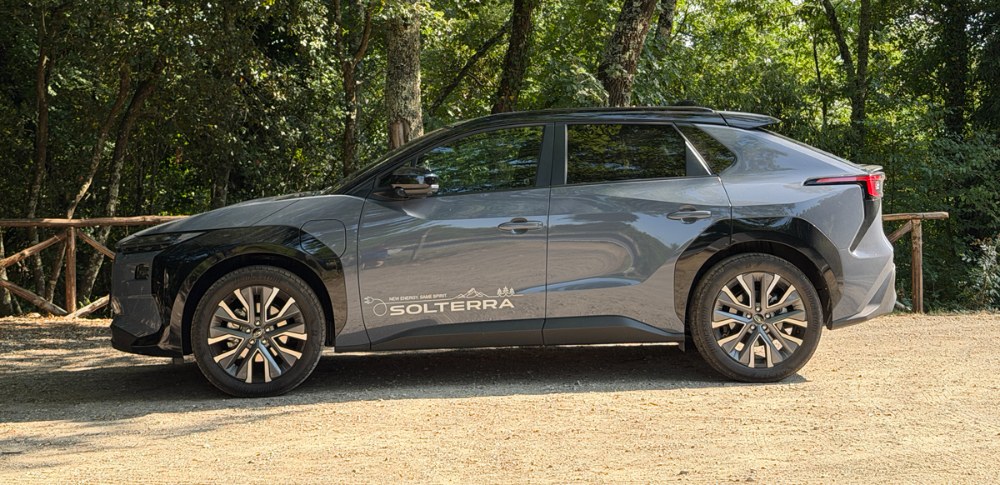 Solterra je téměř 4,7 metru dlouhý hatchback se zvětšenou světlou výškou ve stylu crossoverů. Zajímavostí jsou aerodynamická křidélka na hraně střechy