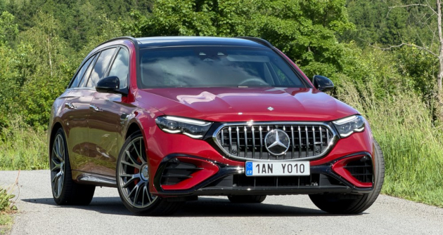 Varianta AMG 53 zaujme specifickou maskou se svislým žebrováním. Přední blatníky jsou na každé straně o 11 mm rozšířené