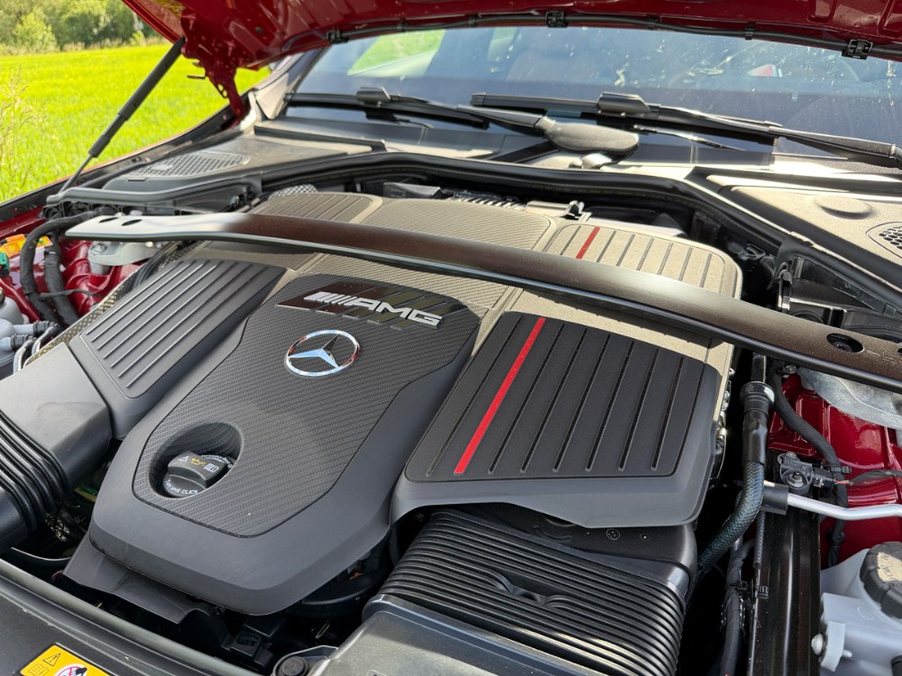 Charakteristická je čtveřice výfuků a výraznější střešní spoiler. Zážehový řadový šestiválec je spojený s elektromotorem a devítistupňovou samočinnou převodovkou