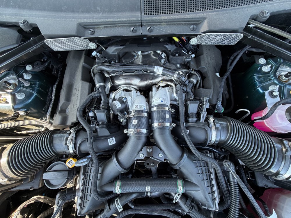 Po sejmutí krytu se ukáže dvojice dvoukomorových turbodmychadel motoru BMW S63