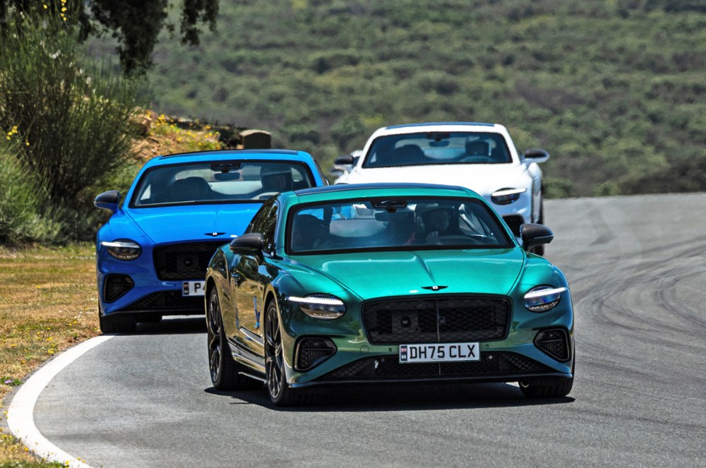Zatímco s kabriolety Bentley Continental GTC S jsme jezdili zejména okresními silnicemi a serpentinami v Andalusii, kupé Continental GT S a SUV Bentayga jsme zkoušeli v ostrém tempu na závodním okruhu Ascari