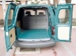 Caddy van má objem nákladového prostoru 3,2 m3 a asymetricky dělené křídlov= dveře.