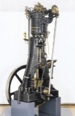Experimentální dieselový motor z roku 1893-95 vystavěný v muzeu MAN v Ausburgu.